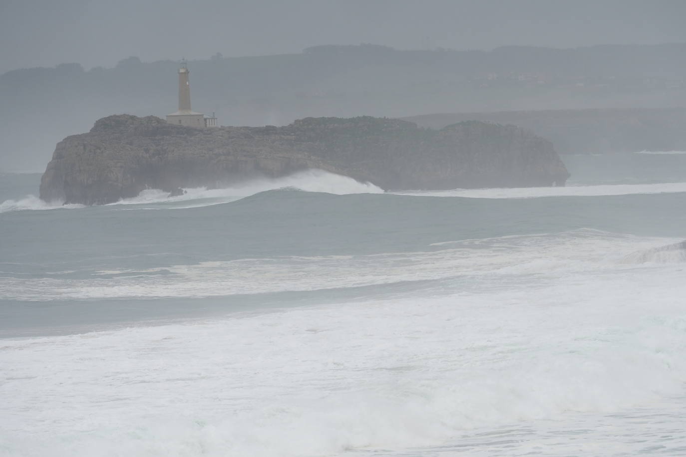 Las olas embisten los acantilados de la Virgen del MAr.