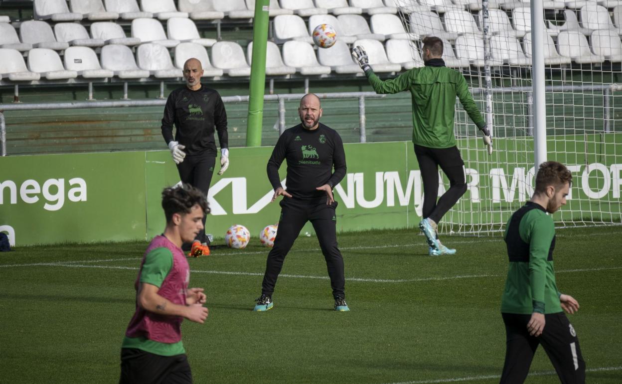 José Alberto da instrucciones a sus futbolistas en una sesión en los Campos de Sport. 