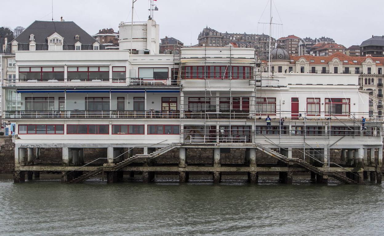 Aparece un cadáver flotando frente al Club Marítimo de Santander | El  Diario Montañés