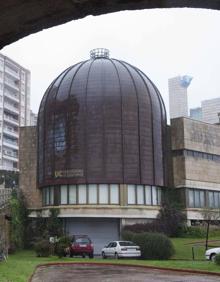 Imagen secundaria 2 - 1. El proyector muestra la posición de las estrellas y mediciones. | 2. El Planetario está en la Escuela de Náutica, en Gamazo. 