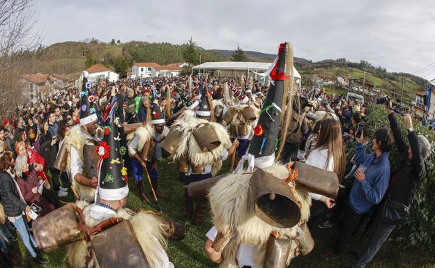 Los visitantes no madrugaron por las malas previsiones meteorológicas, pero el día fue mejorando y la gente fue llegando hasta convertir Silió en un hervidero