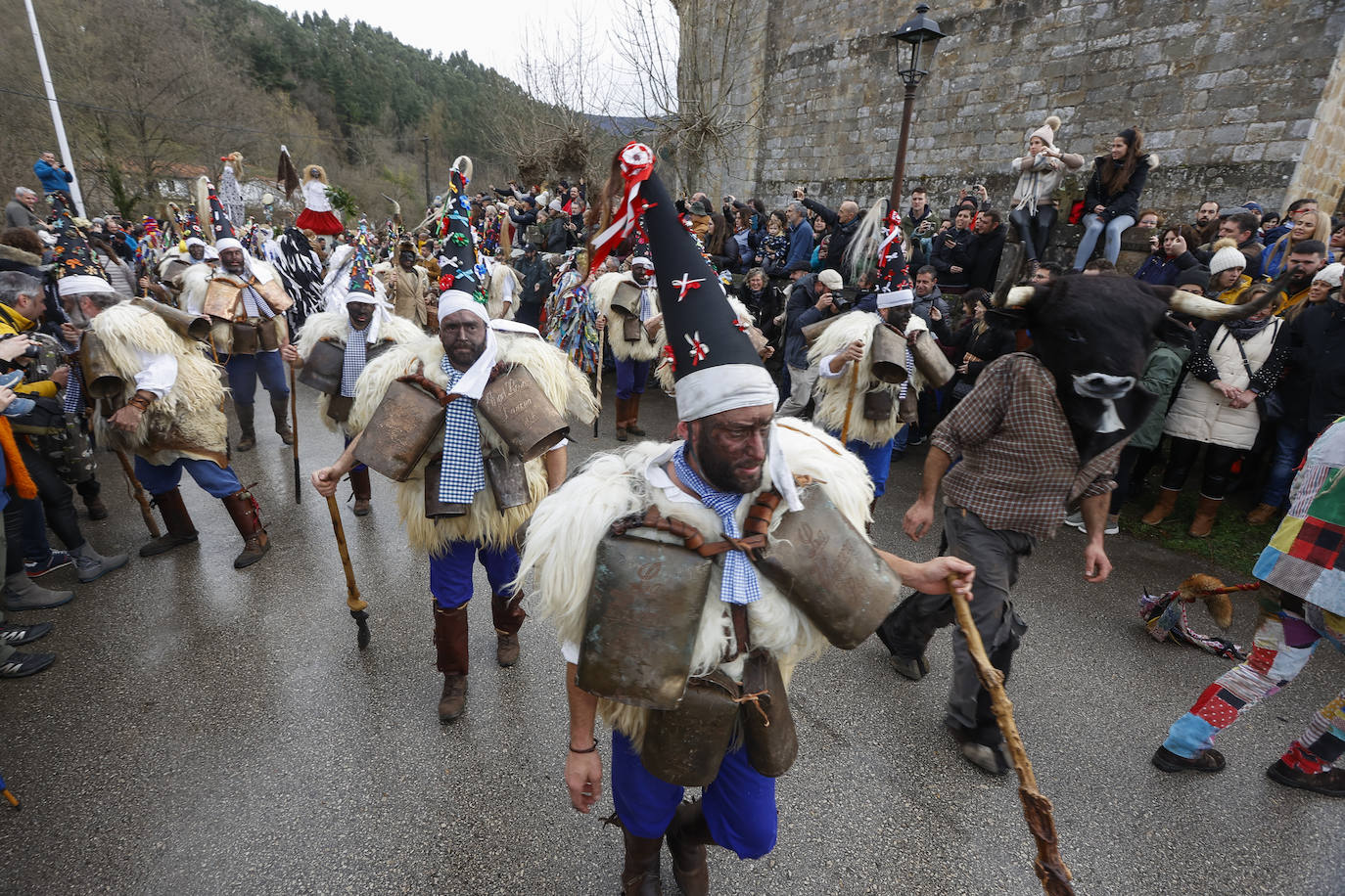 La Vijanera se convirtió en una cita multitudinaria en su regreso al ritmo de más de 500 campanos