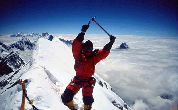 Tras dos intentos frustrados, el vizcaíno ha logrado la proeza de hacer cumbre en la octava montaña más alta del planeta (8.163 metros) en condiciones extremas