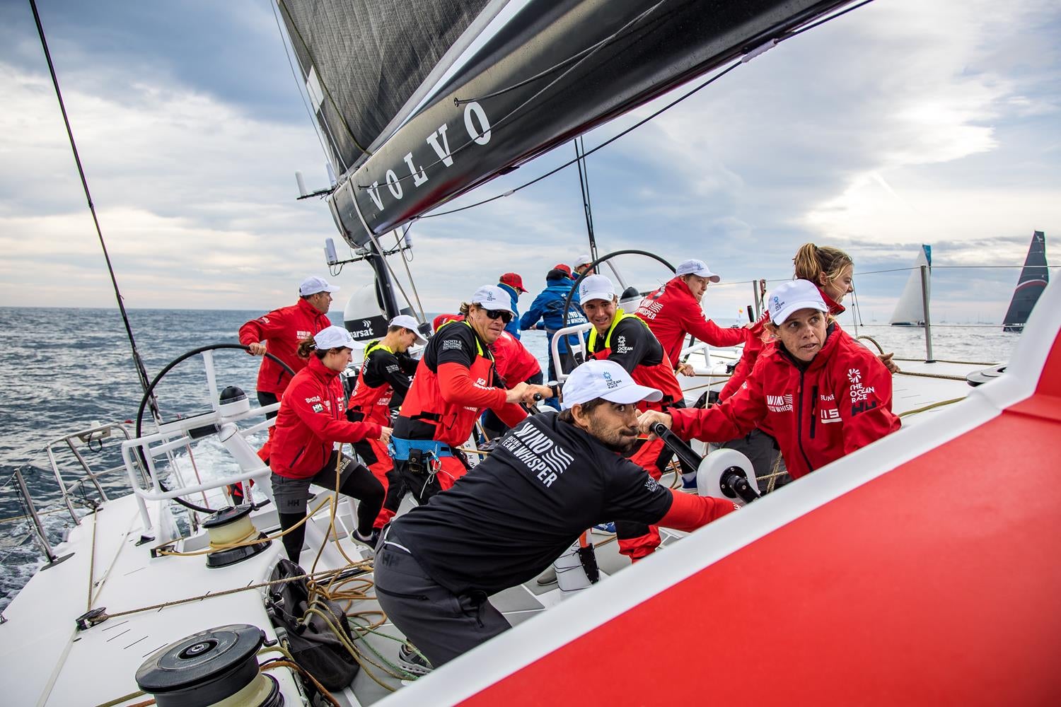 La tripulación del WindWhisper, en plena acción en una maniobra.