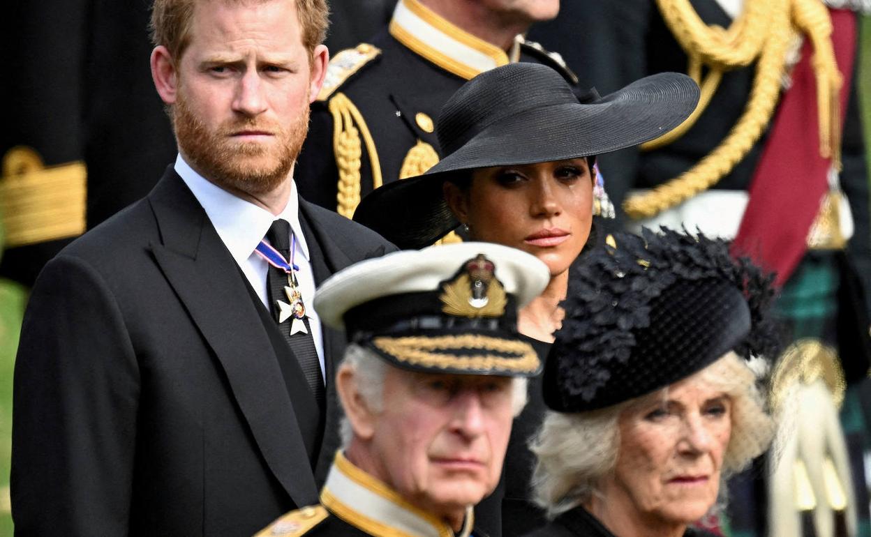 Los duques de Sussex, junto a Carlos III y su esposa Camila en el funeral de Isabel II. 