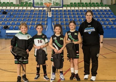 Imagen secundaria 1 - Las promesas del basket disfrutaron con una matinal de enfrentamientos que dibujó una sonrisa en los vencedores 