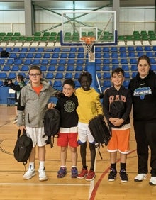 Imagen secundaria 2 - Las promesas del basket disfrutaron con una matinal de enfrentamientos que dibujó una sonrisa en los vencedores 