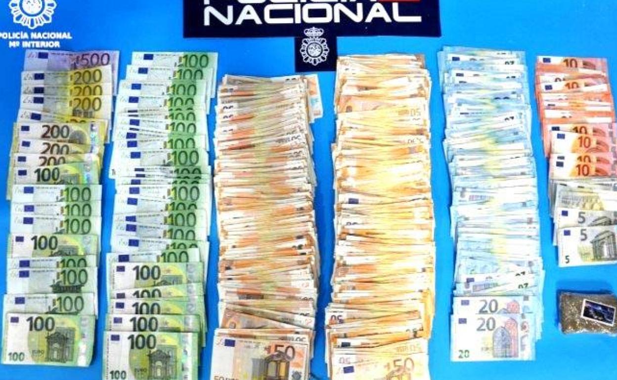 Uno de los detenidos portaba hachís y 46.000 euros. 