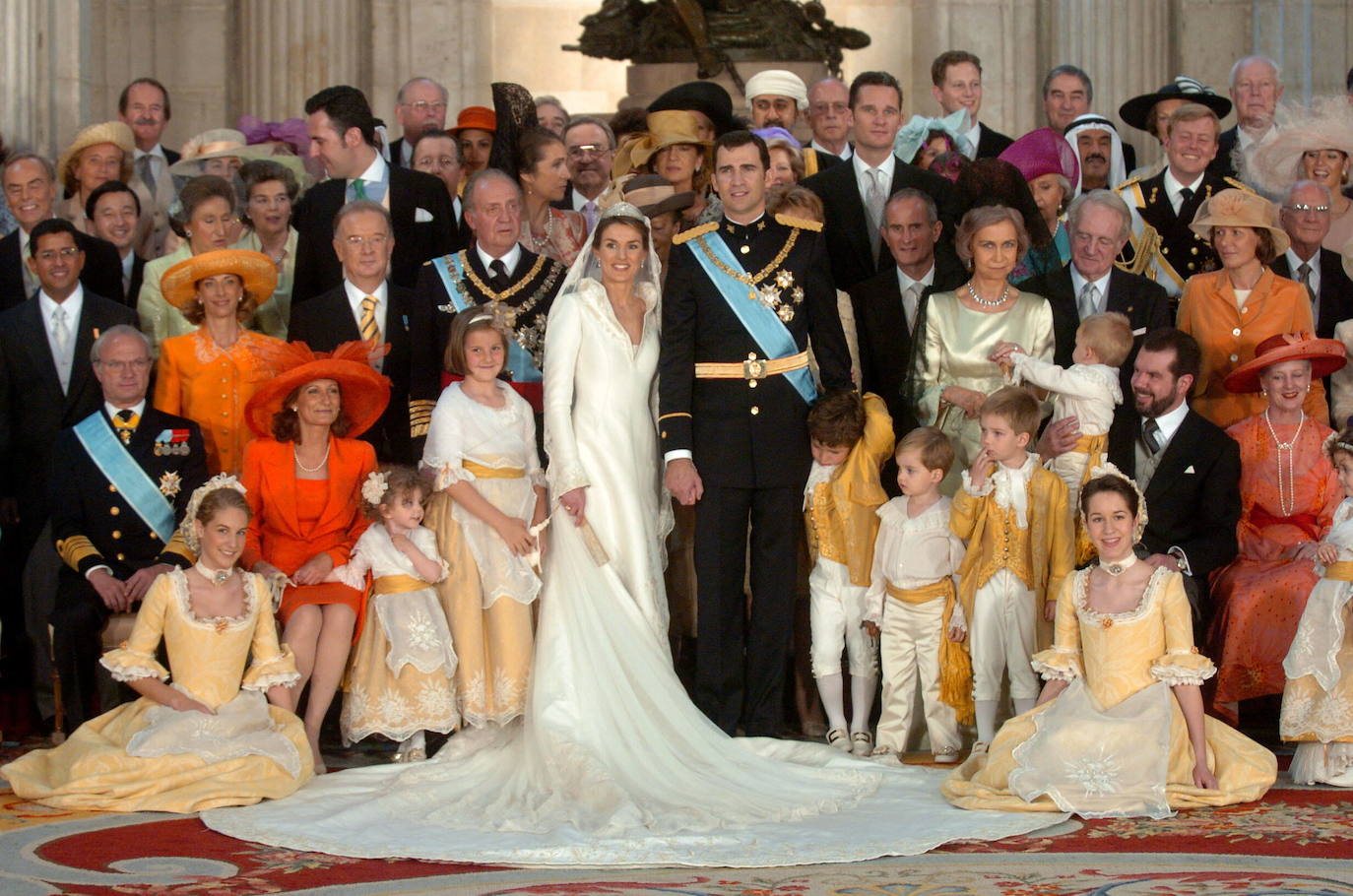 En el centro de la imagen, detrás de los Reyes y junto a la infanta Elena se puede ver el rostro de Constantino de Grecia, en una foto de familia correspondiente a la boda de Felipe IV y Letizia en mayo de 2004.