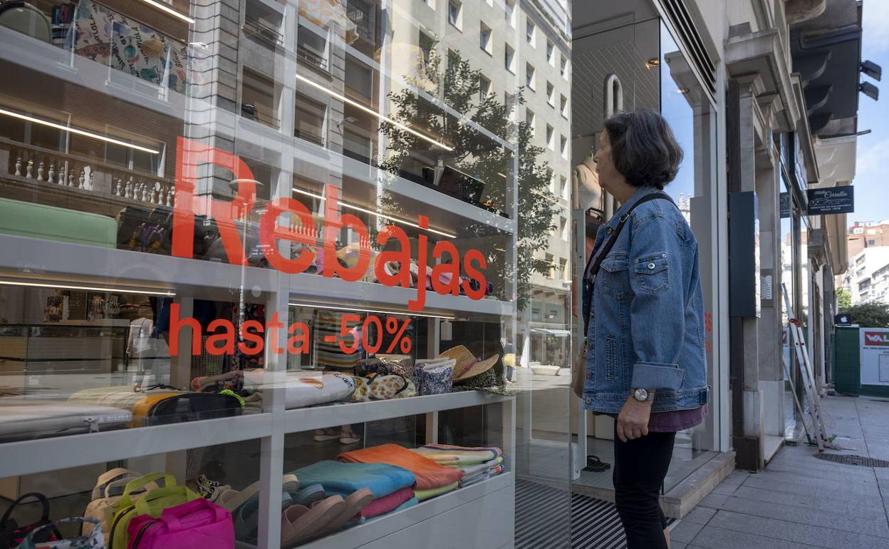 La campaña de rebajas genera este año un 24,6% menos de contratos en Cantabria