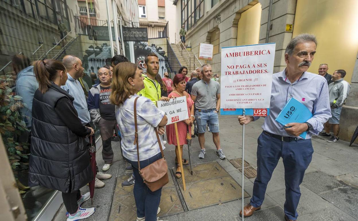 Protestas de trabajadores de Ambuibérica frente al Orecla el pasado mes de julio.