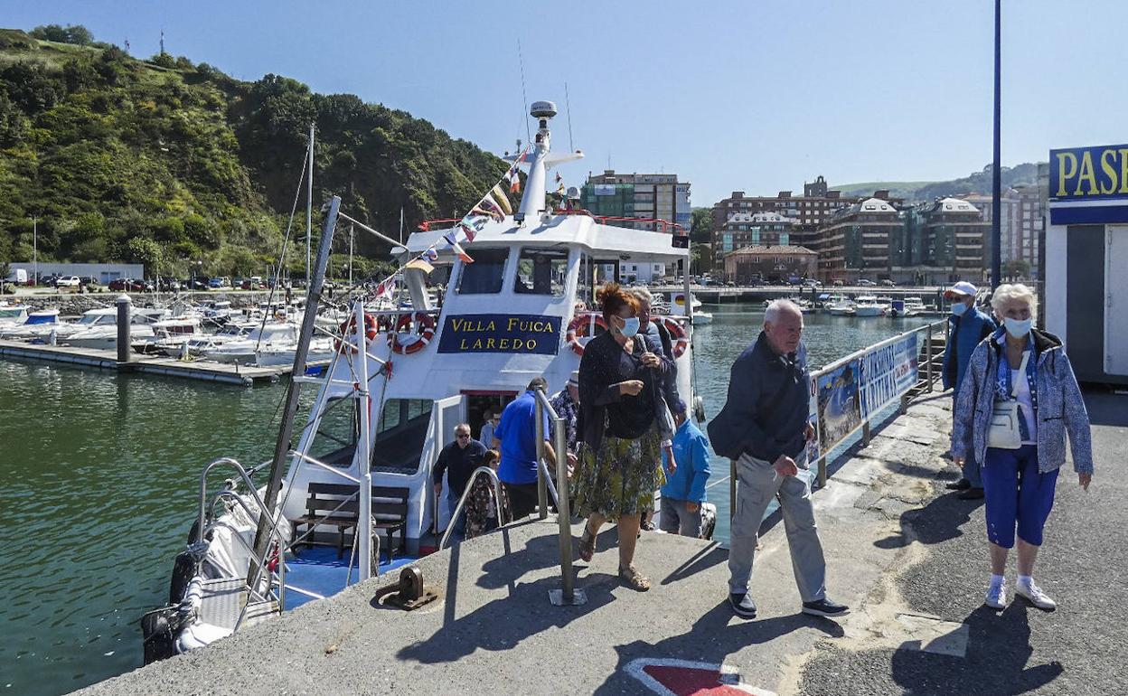 Turistas en un barco que hace el recorrido por Laredo