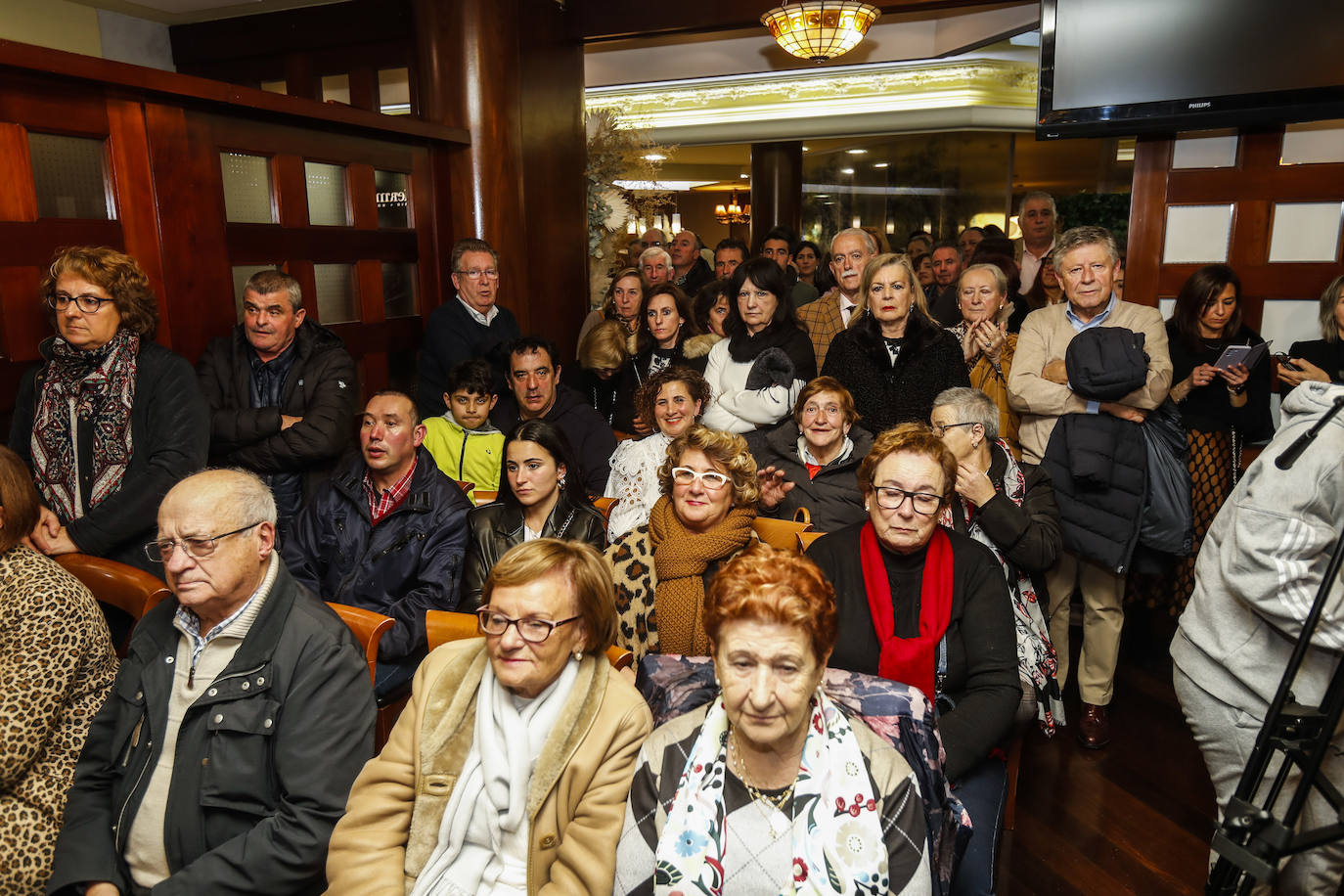 Vecinos y pacientes de la homenajeada hicieron que el salón se quedase pequeño.