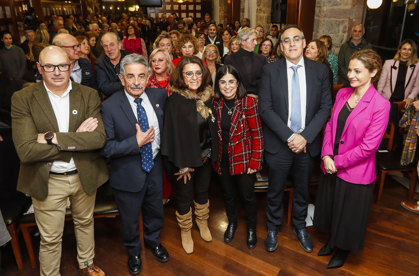 Secundino Caso, Miguel Ángel Revilla, Aurora Aguilar, Carolina Darias, Raúl Pesquera y Aiona Quiñones. Por detras, en el centro, Maria Luz Fernández.