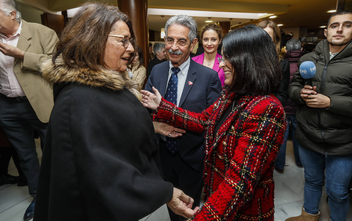 Aurora Aguilar saluda a Carlorina Darias, en presencia de Miguel Revilla y Ainoa Quiñones.