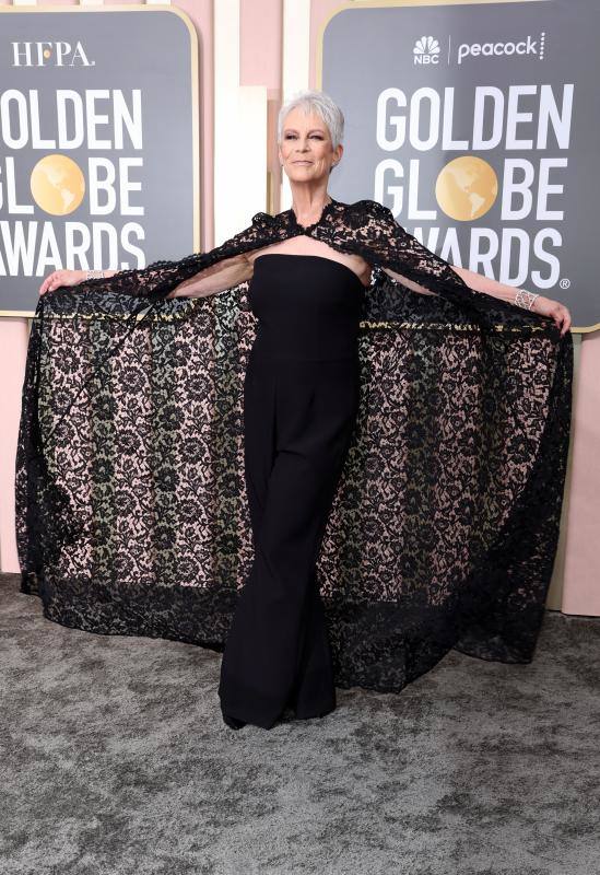 Jamie Lee Curtis, con un mono de Valentino acompañado por una capa de encaje.