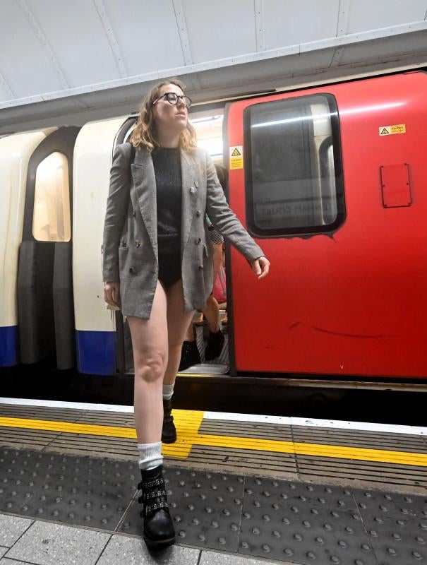 La capital británica celebra la 12ª edición del ya mítico 'Día sin pantalones en el metro'. La celebración nació en Reino Unido y ahora se organiza en más de 60 ciudades de todo el mundo