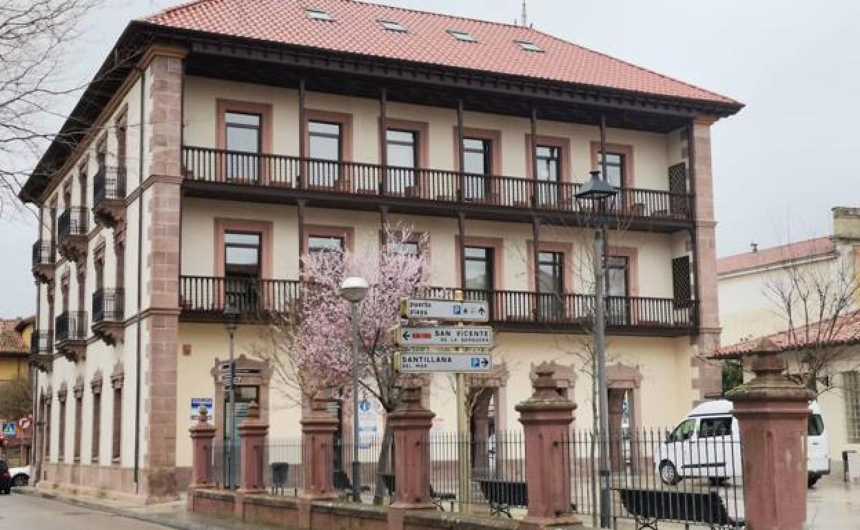 Entrada al municipio de Comillas, con el edificio consistorial a la derecha. 