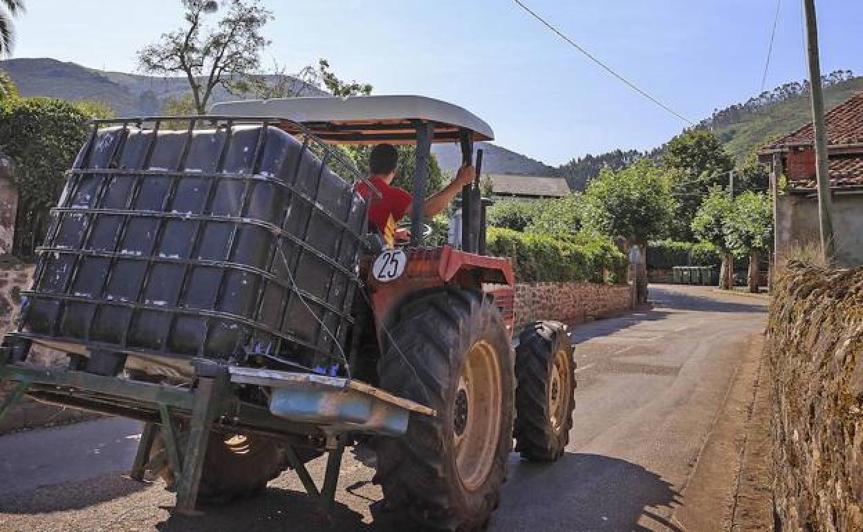 Un ganadero atraviesa una carretera en Herrera de Ibio. 