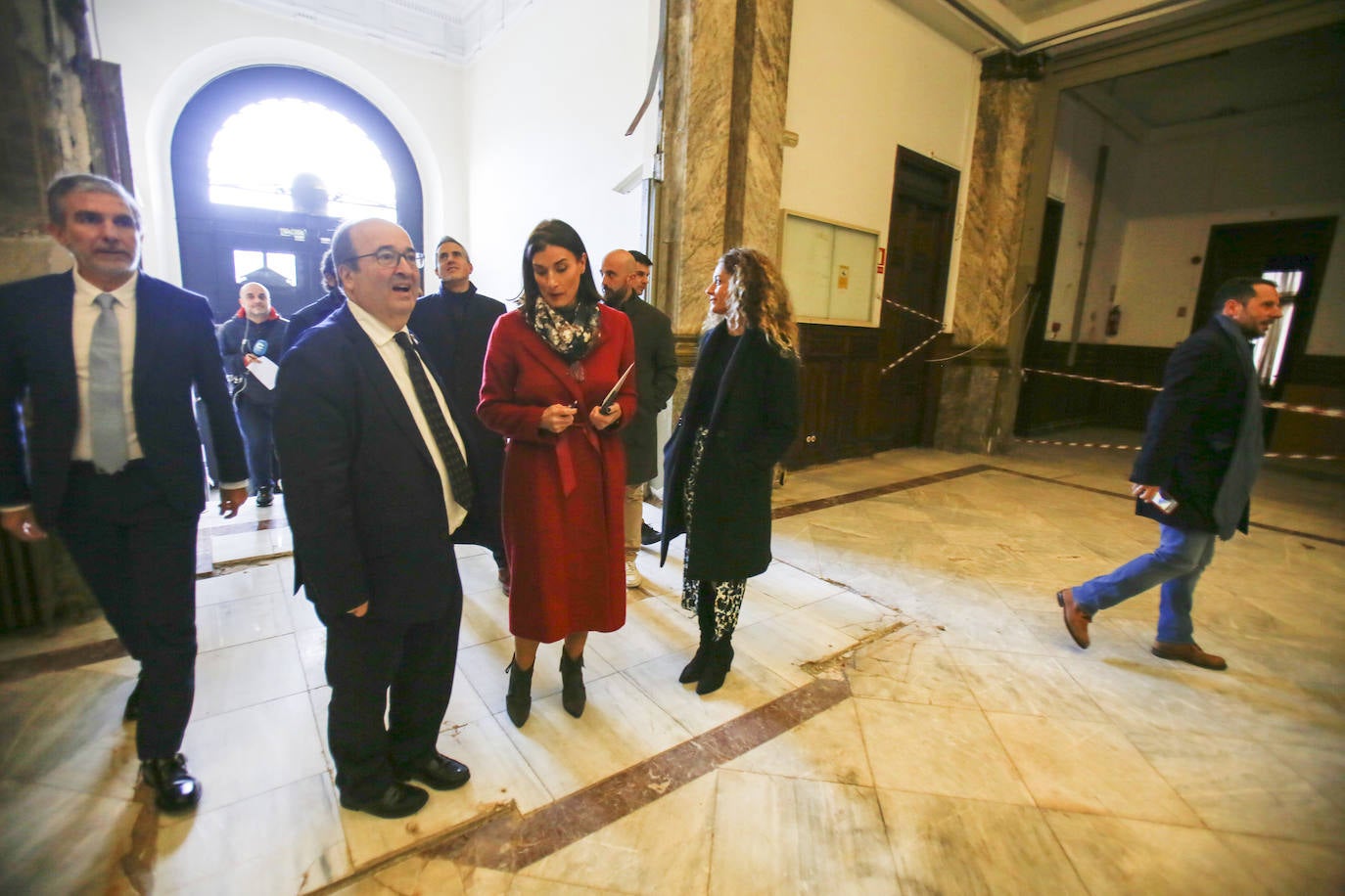 César Díaz, Iceta y la alcaldesa de Santander en el interior del antiguo Banco de España.