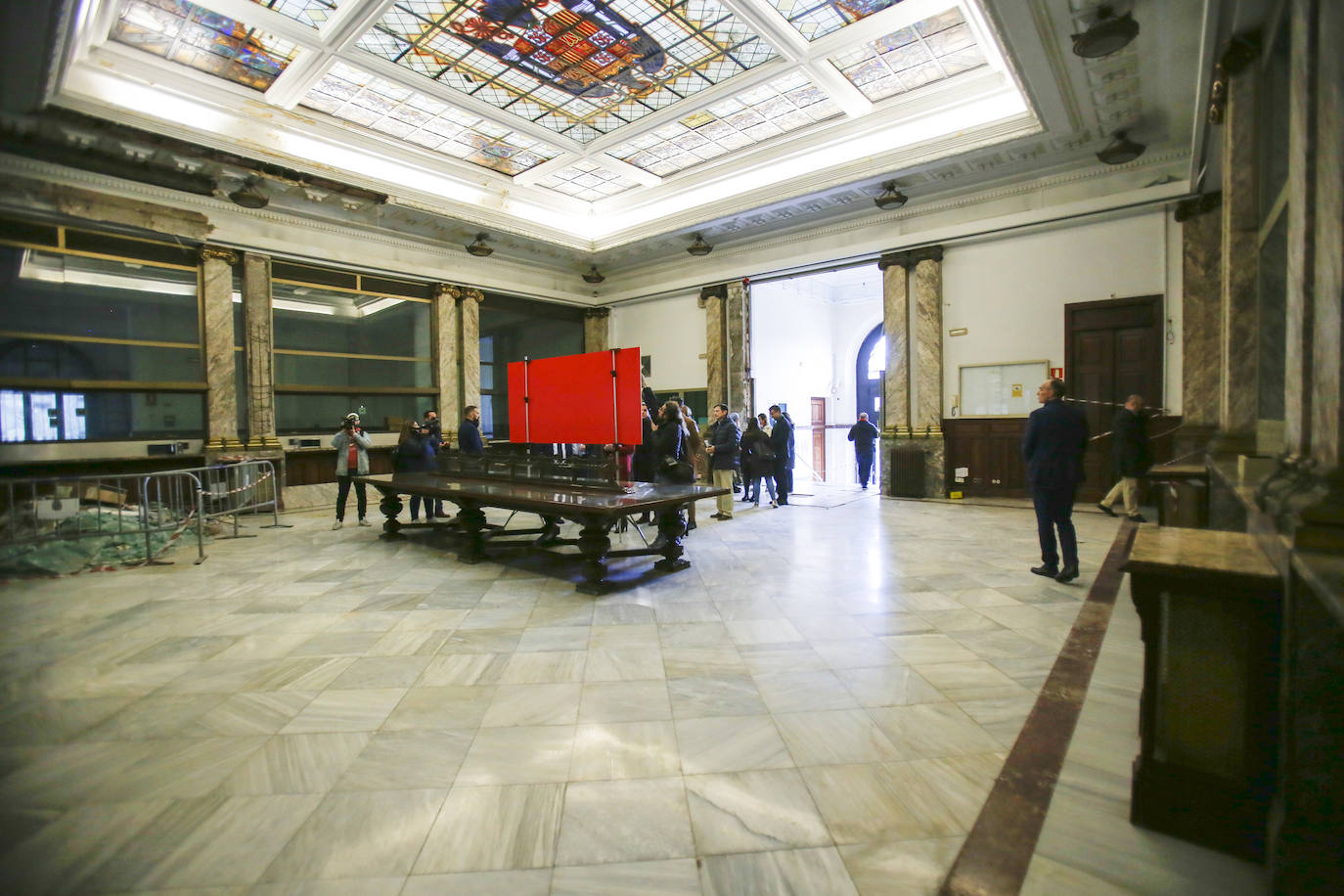 Vista general del hall y la vidriera que será sustituida. La vidriera que cubre el patio de operaciones es obra de la prestigiosa casa Mauméjean Hermanos y luce desde la inauguración de la sede del Banco de España en la capital cántabra, el 21 de abril de 1929 bajo el reinado de Alfonso XIII, pero el escudo central fue sustituido hacia 1950 por el correspondiente a la época franquista.