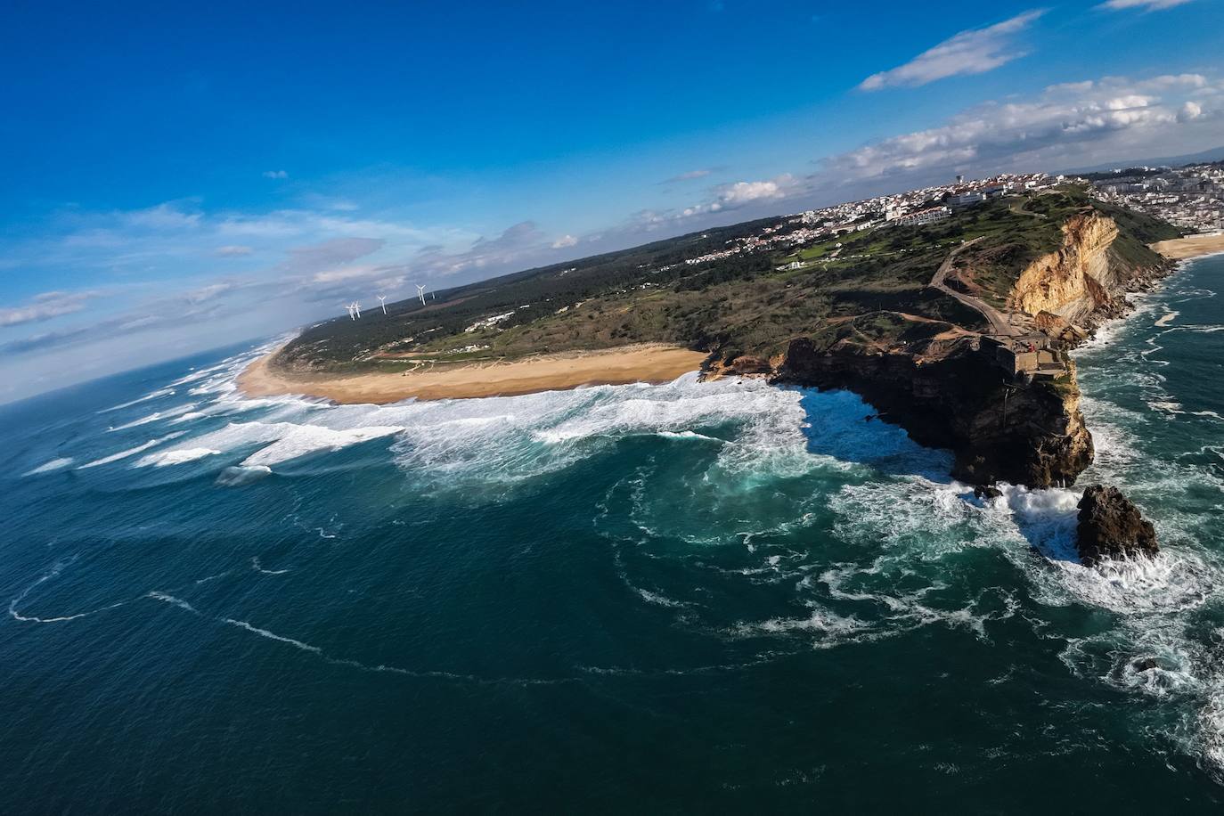 La naturaleza es tan bella como peligrosa. La magnitud de las populares olas de esta zona de Portugal son la mejor prueba de ello. El mar se rompe con un impresionante oleaje que atrae a surfistas y curiosos hasta esta aldea de pescadores, conocida por las olas enormes que se cobraran la vida del surfista brasileño Marcio Freire el pasado 6 de enero.