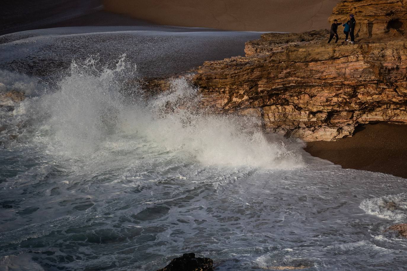 La naturaleza es tan bella como peligrosa. La magnitud de las populares olas de esta zona de Portugal son la mejor prueba de ello. El mar se rompe con un impresionante oleaje que atrae a surfistas y curiosos hasta esta aldea de pescadores, conocida por las olas enormes que se cobraran la vida del surfista brasileño Marcio Freire el pasado 6 de enero.