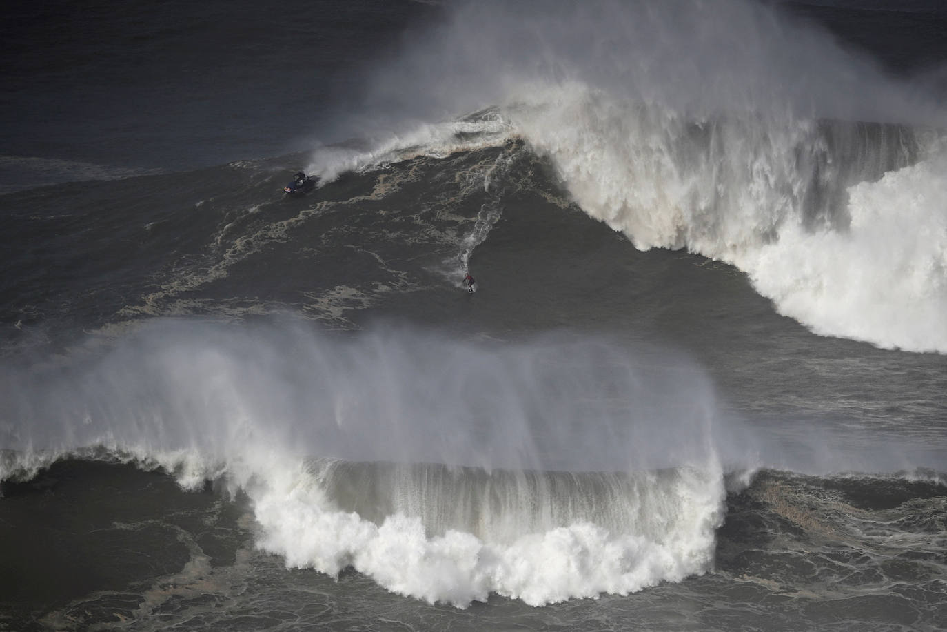 La naturaleza es tan bella como peligrosa. La magnitud de las populares olas de esta zona de Portugal son la mejor prueba de ello. El mar se rompe con un impresionante oleaje que atrae a surfistas y curiosos hasta esta aldea de pescadores, conocida por las olas enormes que se cobraran la vida del surfista brasileño Marcio Freire el pasado 6 de enero.