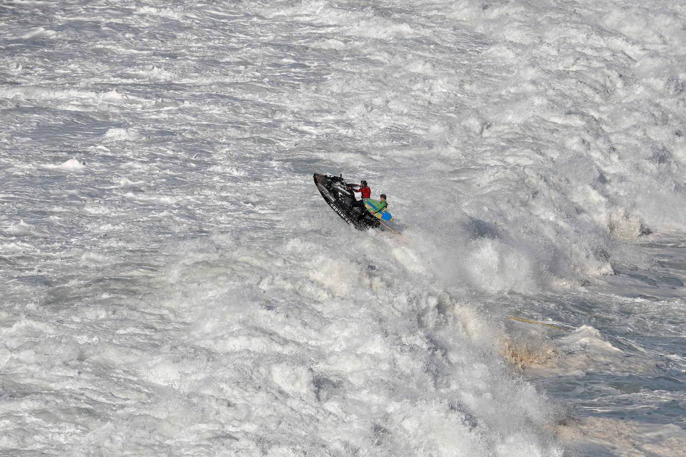 La naturaleza es tan bella como peligrosa. La magnitud de las populares olas de esta zona de Portugal son la mejor prueba de ello. El mar se rompe con un impresionante oleaje que atrae a surfistas y curiosos hasta esta aldea de pescadores, conocida por las olas enormes que se cobraran la vida del surfista brasileño Marcio Freire el pasado 6 de enero.