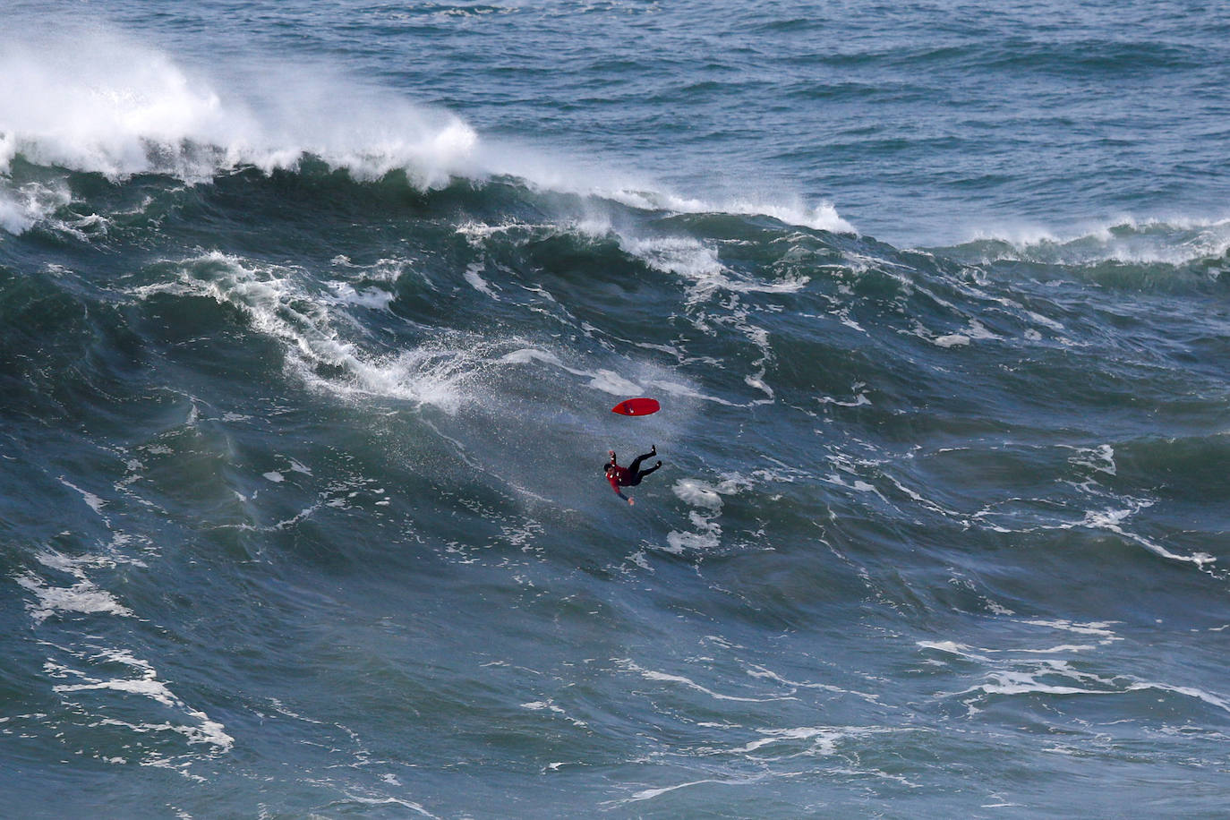 La naturaleza es tan bella como peligrosa. La magnitud de las populares olas de esta zona de Portugal son la mejor prueba de ello. El mar se rompe con un impresionante oleaje que atrae a surfistas y curiosos hasta esta aldea de pescadores, conocida por las olas enormes que se cobraran la vida del surfista brasileño Marcio Freire el pasado 6 de enero.