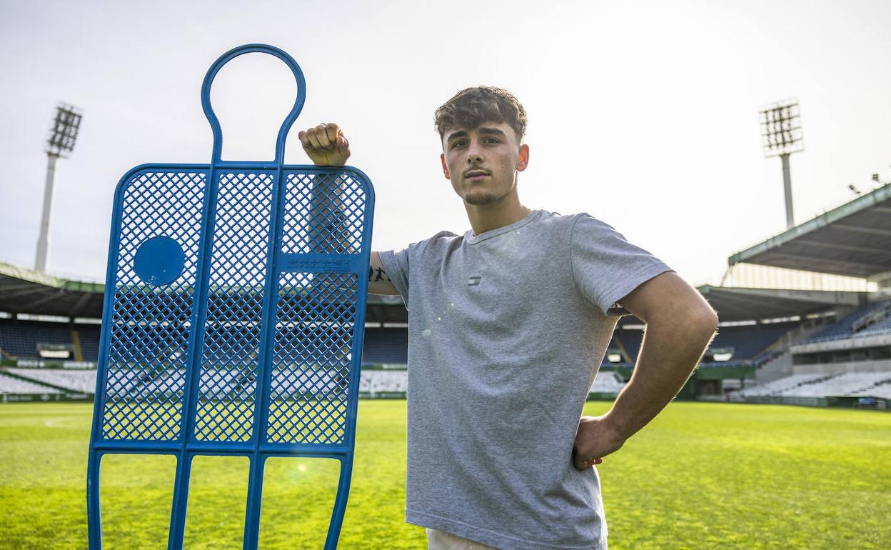 Yeray Cabanzón posa en el que es su estadio, El Sardinero, y en el que le gustaría jugar este sábado ante el Sporting de Gijón. 