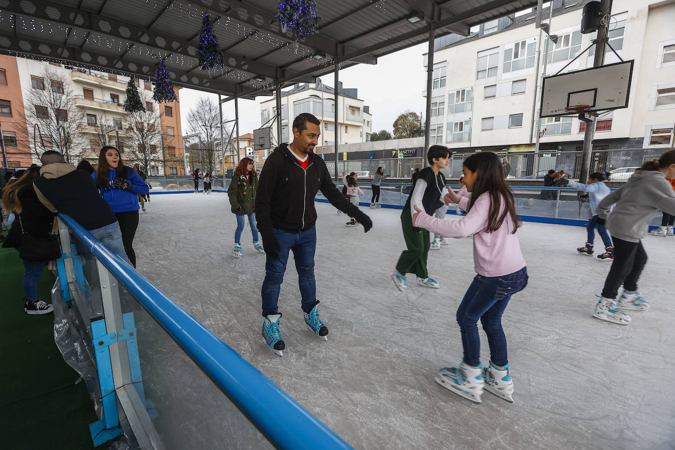 Fotos: Patinaje gratuito sobre hielo a cambio de donar libros