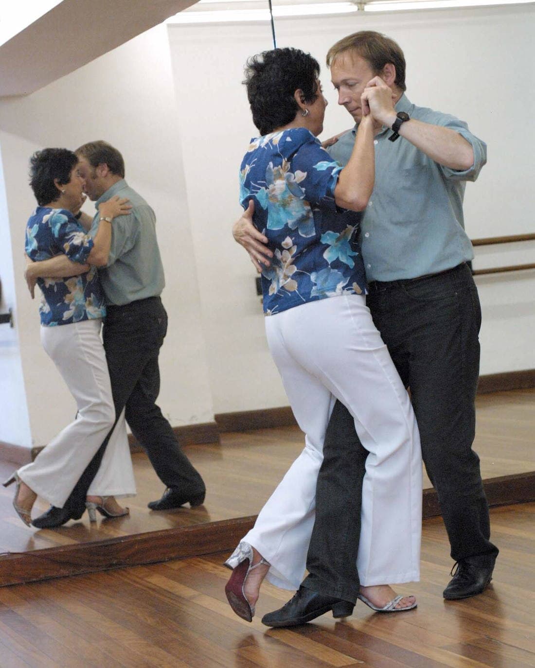 Imagen de archivo de una pareja bailando.