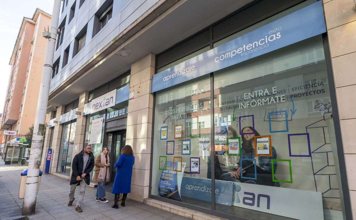 Exterior de la Escuela Nexian, en la calle Marqués de la Hermida de Santander. 