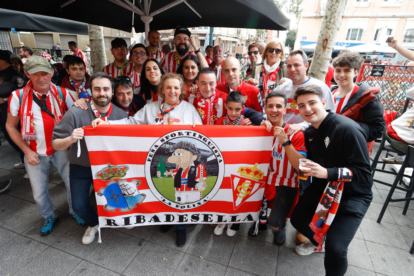 Aficionados rojiblancos se han desplazado desde Asturias hasta la capital cántabra para animar a su equipo esta tarde en los Campos de Sport de El Sardinero