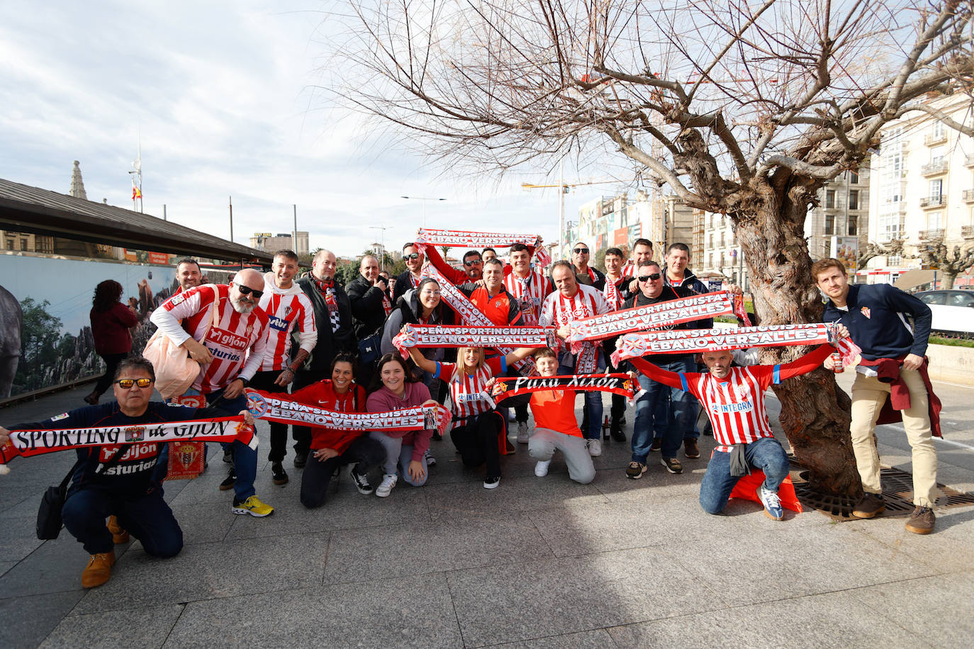 Aficionados rojiblancos se han desplazado desde Asturias hasta la capital cántabra para animar a su equipo esta tarde en los Campos de Sport de El Sardinero