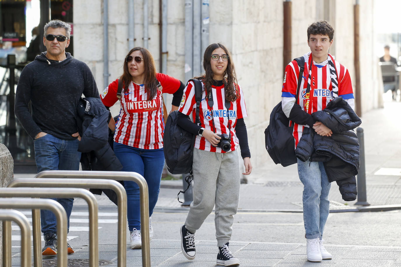 Aficionados rojiblancos se han desplazado desde Asturias hasta la capital cántabra para animar a su equipo esta tarde en los Campos de Sport de El Sardinero