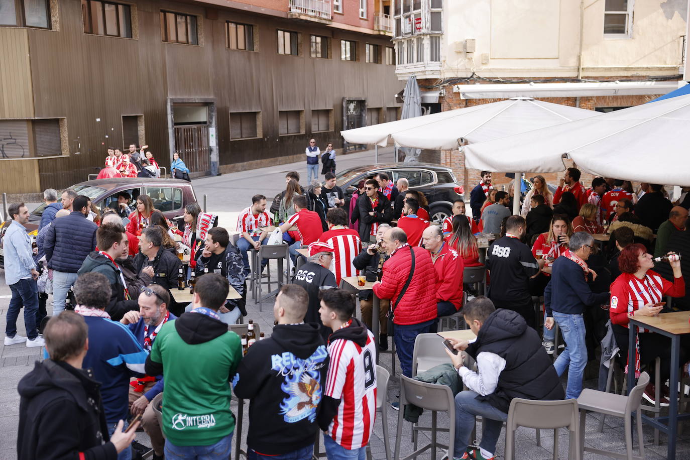 Aficionados rojiblancos se han desplazado desde Asturias hasta la capital cántabra para animar a su equipo esta tarde en los Campos de Sport de El Sardinero