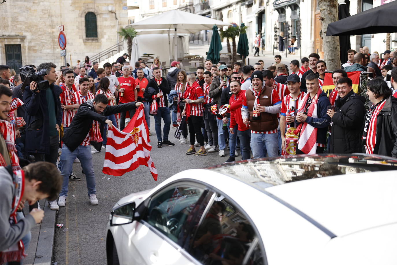 Aficionados rojiblancos se han desplazado desde Asturias hasta la capital cántabra para animar a su equipo esta tarde en los Campos de Sport de El Sardinero