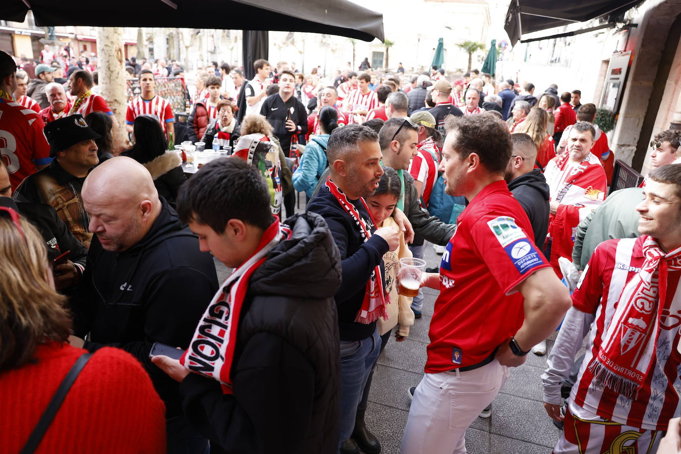 Aficionados rojiblancos se han desplazado desde Asturias hasta la capital cántabra para animar a su equipo esta tarde en los Campos de Sport de El Sardinero