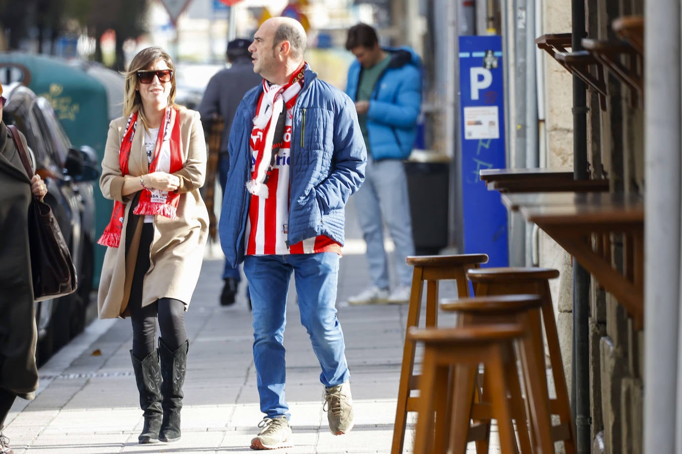 Aficionados rojiblancos se han desplazado desde Asturias hasta la capital cántabra para animar a su equipo esta tarde en los Campos de Sport de El Sardinero