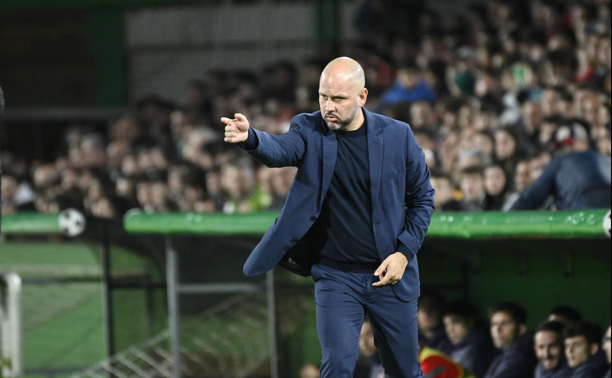 José Alberto da órdenes a sus jugadores durante el partido en El Sardinero ante el Sporting