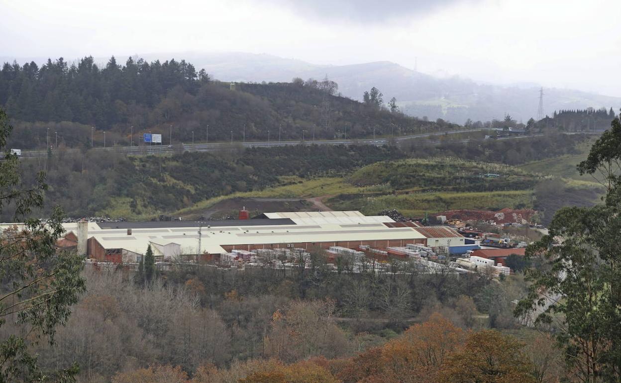 Terrenos de la antigua Tejera de Cabezón de la Sal donde se proyecta instalar la planta de biogás.