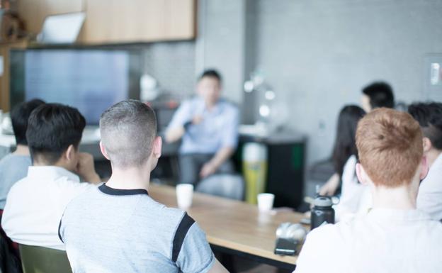 Reunión en una escuela de negocios en la que se forman los futuros ejecutivos. 