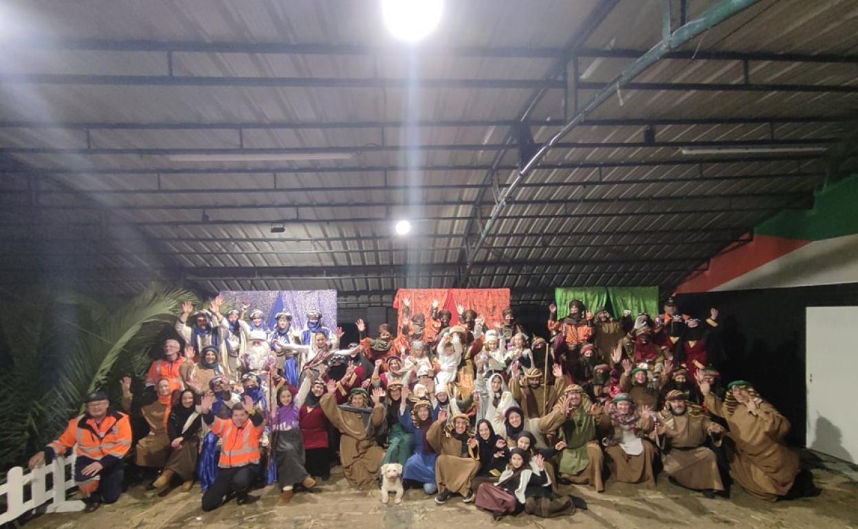 Los participantes en la cabalgata posan en la carpa del parque Conde San Diego. 