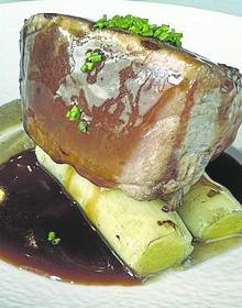 Imagen secundaria 2 - Ravioli de codillo y tartar; y lomo de atún rojo al carbón.