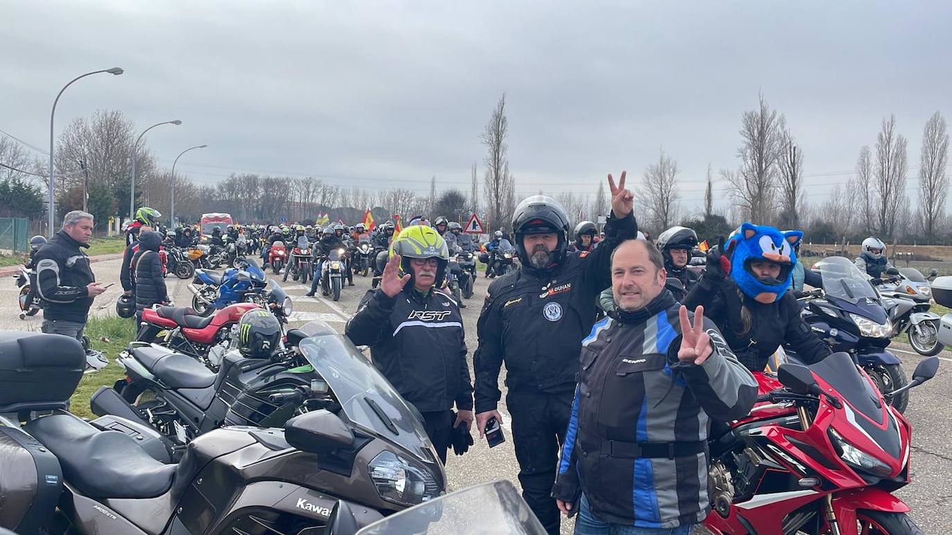 Francisco Blanco, Ángel López y Héctor Ruiz, tres cántabros en Pingüinos 2023, disfrutan en una concentración que va desde el recinto hasta Valladolid. 