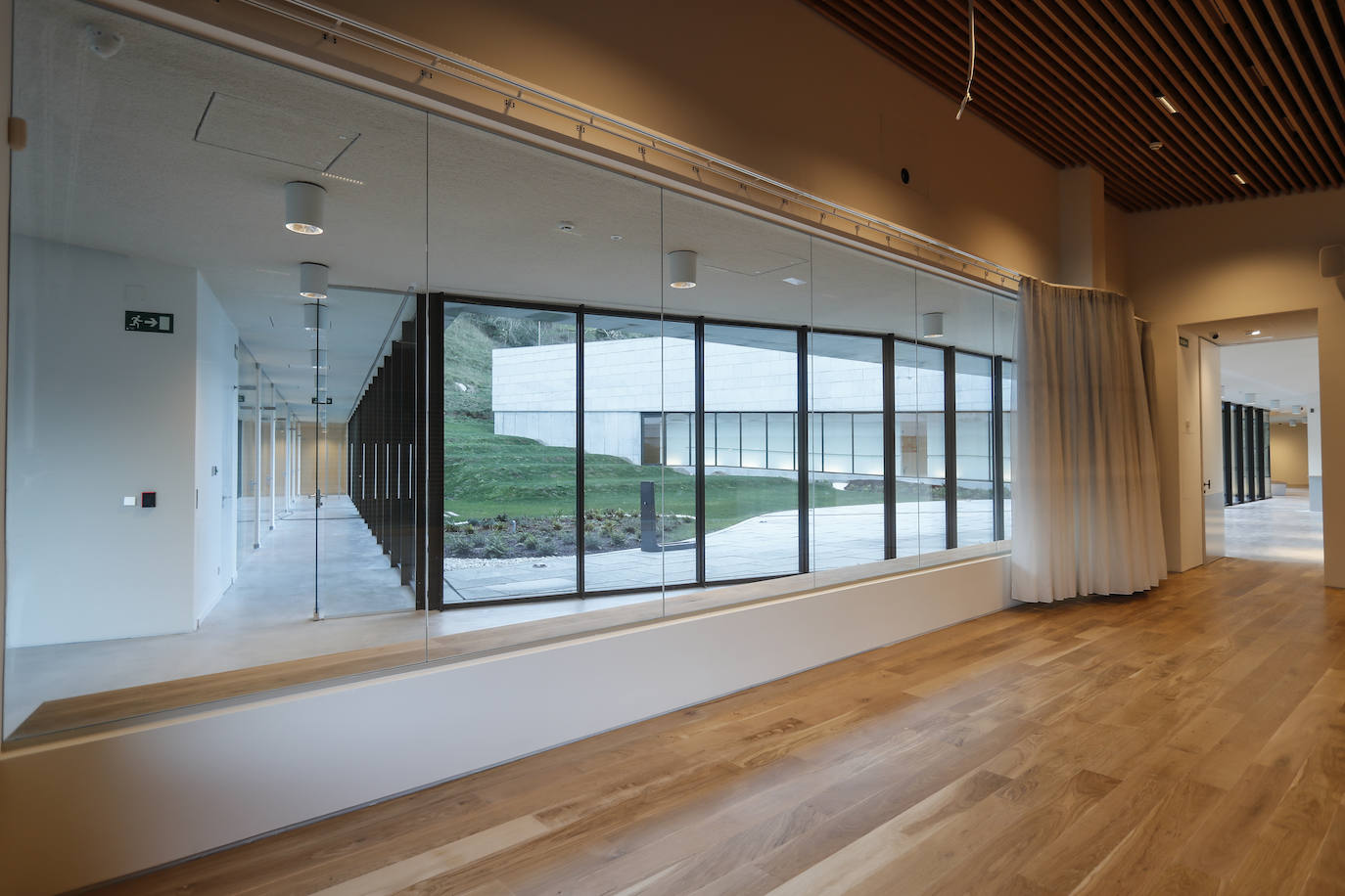 Otra vista del futuro auditorio. Las paredes que miran hacia el interior del edificio se han diseñado con grandes zonas acristaladas