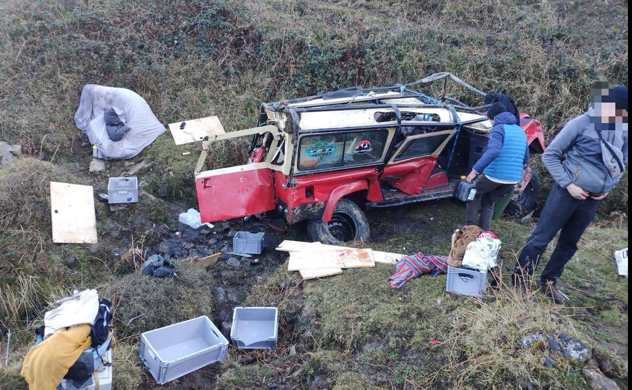 Se precipita un coche por una ladera de un puerto de Liébana pero sus ocupantes lograr escapar antes