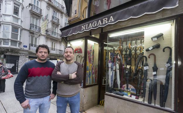 David y Rafael López, junto a la Paragüería Niágara, en la calle Cervantes de Santander.